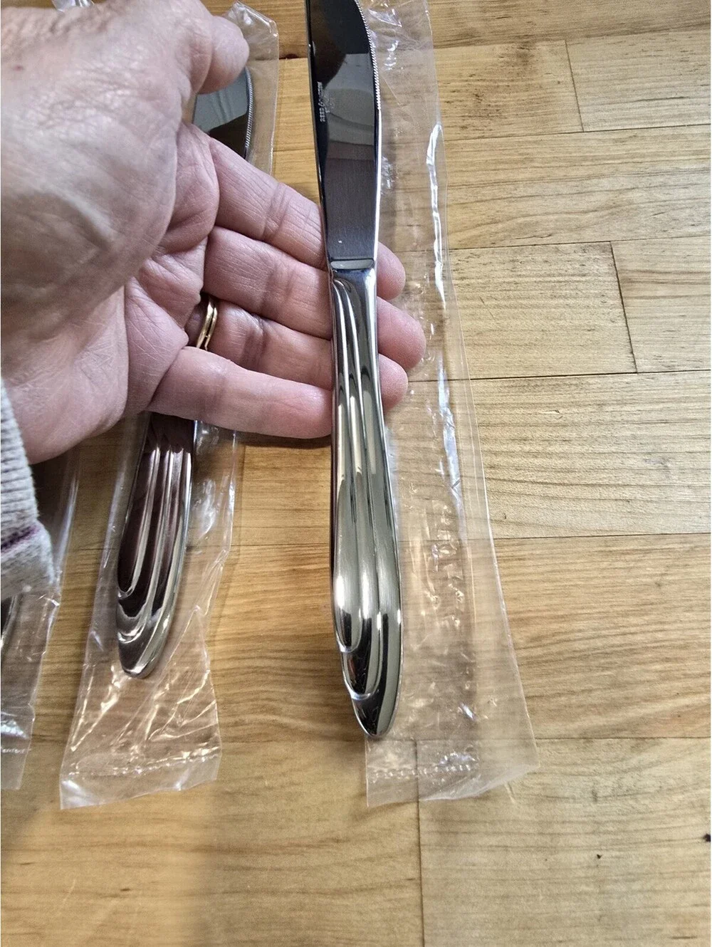 Reed & Barton Elise Stainless Flatware KOREA H6217 NOS set of 4 Dinner Knives